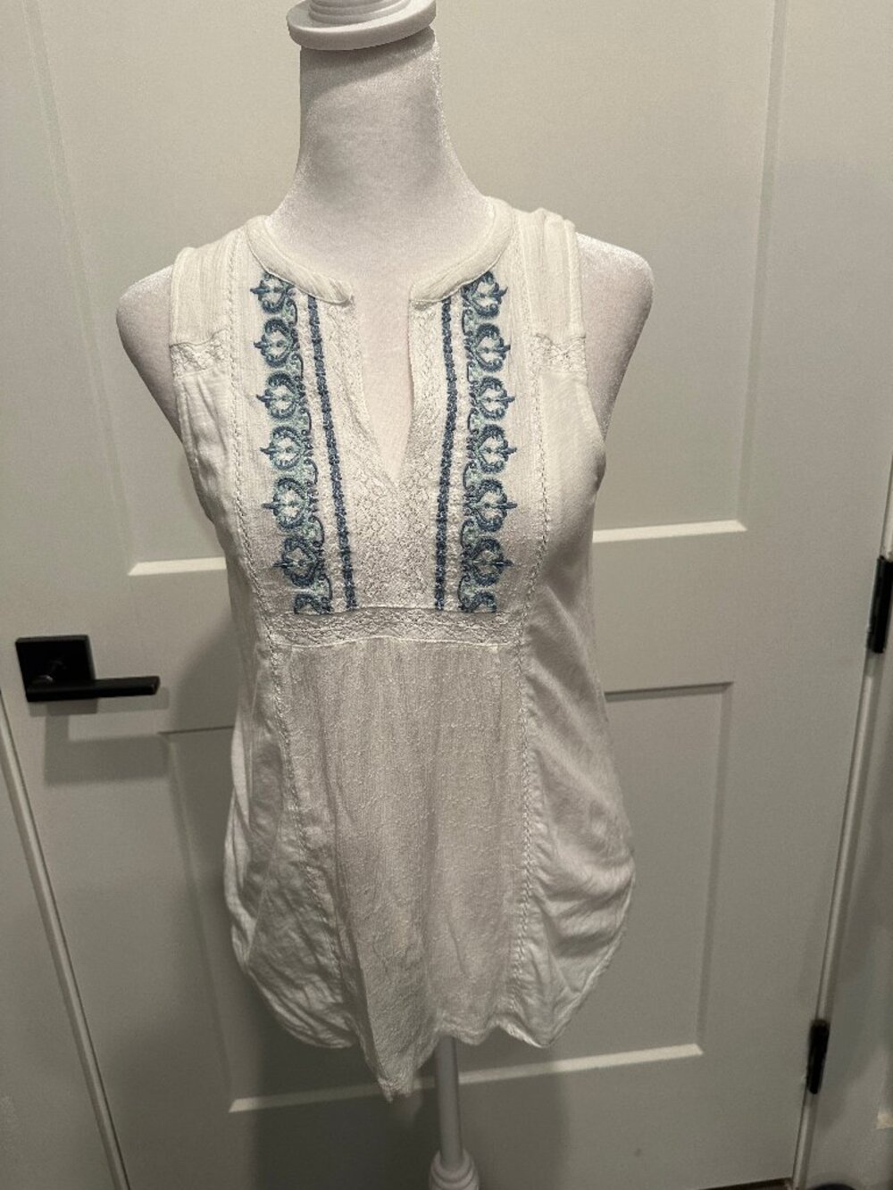 Lucky Brand White Sleeveless Summer shirt with Embrodiery and cut out Size XS